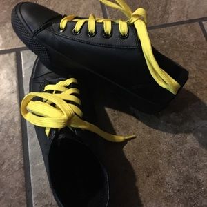 Air walk tennis shoes.